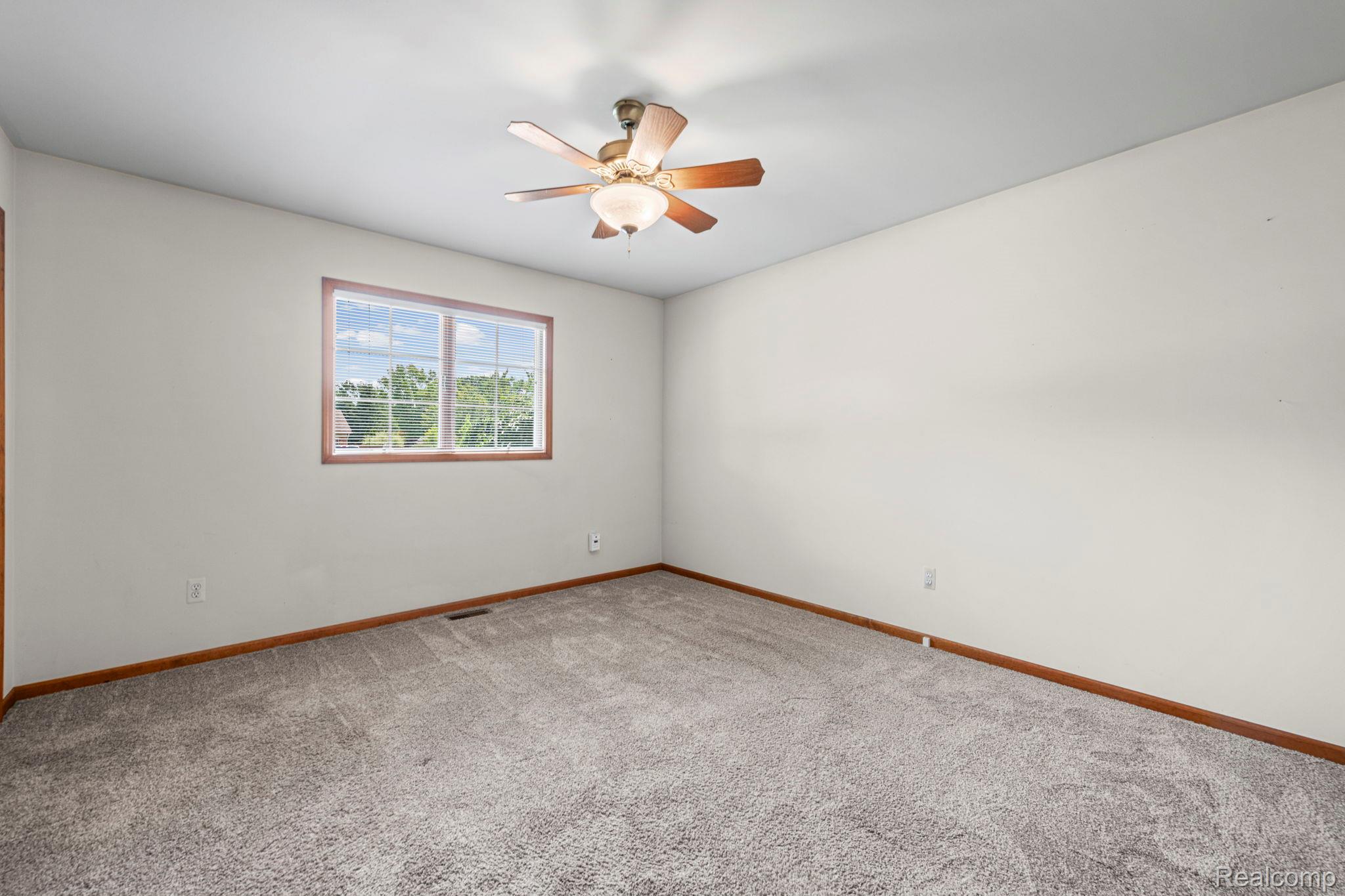 21580 Georgetown Road Trenton, MI 48183 - Photo 18 of 36 Spacious room with light gray carpeting and white walls