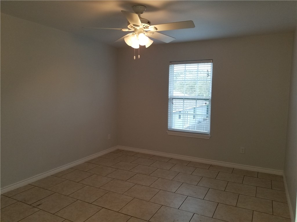 410 Knickerbocker Street, Unit A Corpus Christi, TX 78418 - Photo 11 of 18 Upstairs primary suite