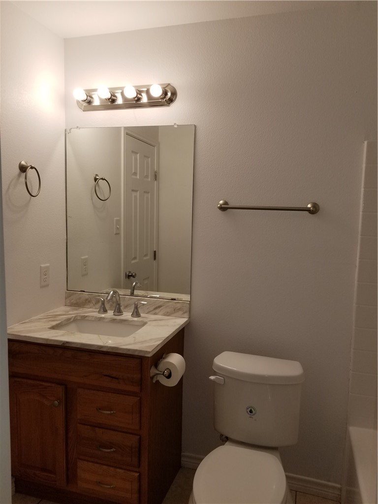 410 Knickerbocker Street, Unit A Corpus Christi, TX 78418 - Photo 12 of 18 Upstairs primary bath