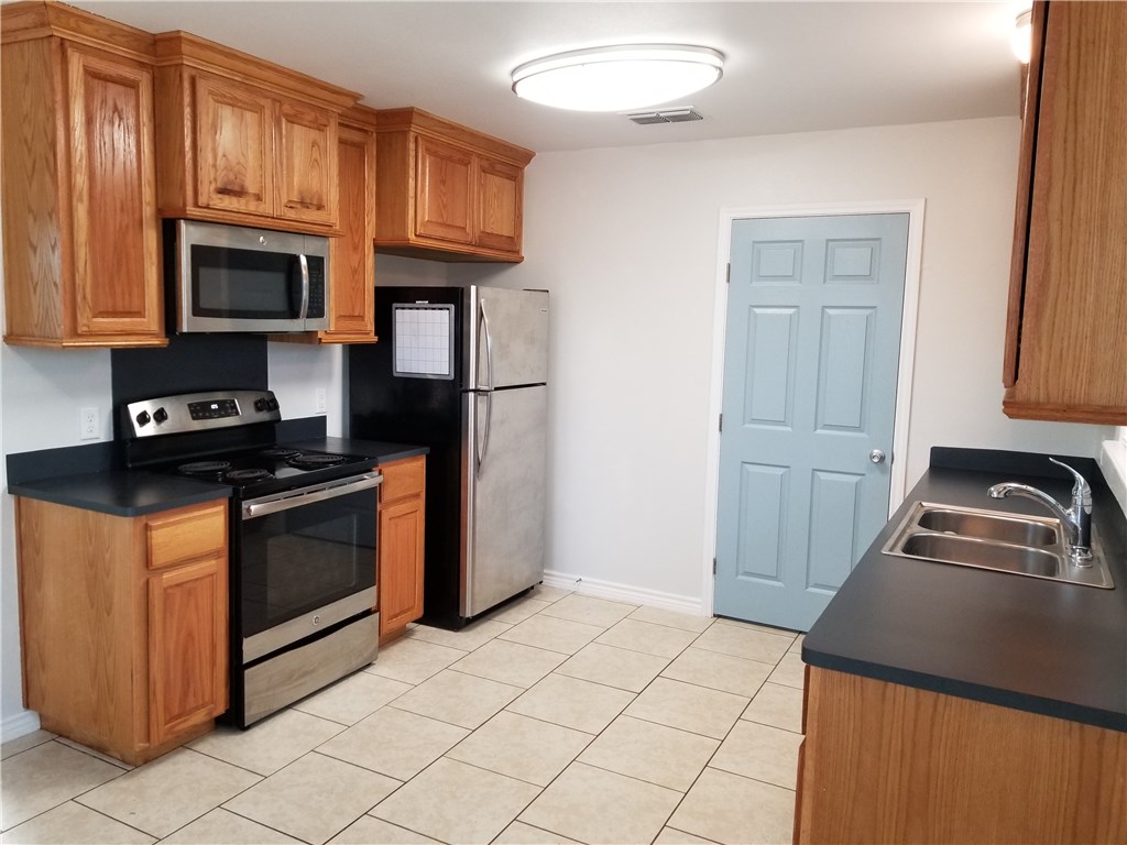 410 Knickerbocker Street, Unit A Corpus Christi, TX 78418 - Photo 6 of 18 Upstairs kitchen