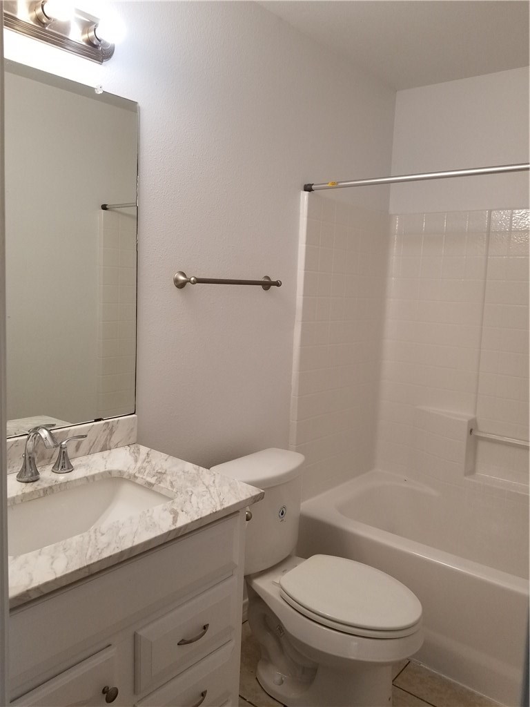 410 Knickerbocker Street, Unit A Corpus Christi, TX 78418 - Photo 8 of 18 Upstairs hall bath