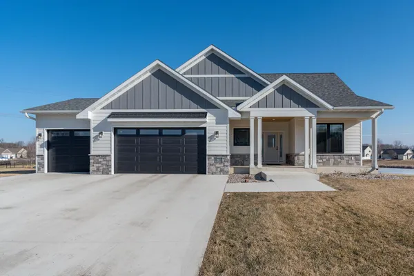 $790,000 | 34 South Pointe Court, North Mankato, MN 56003