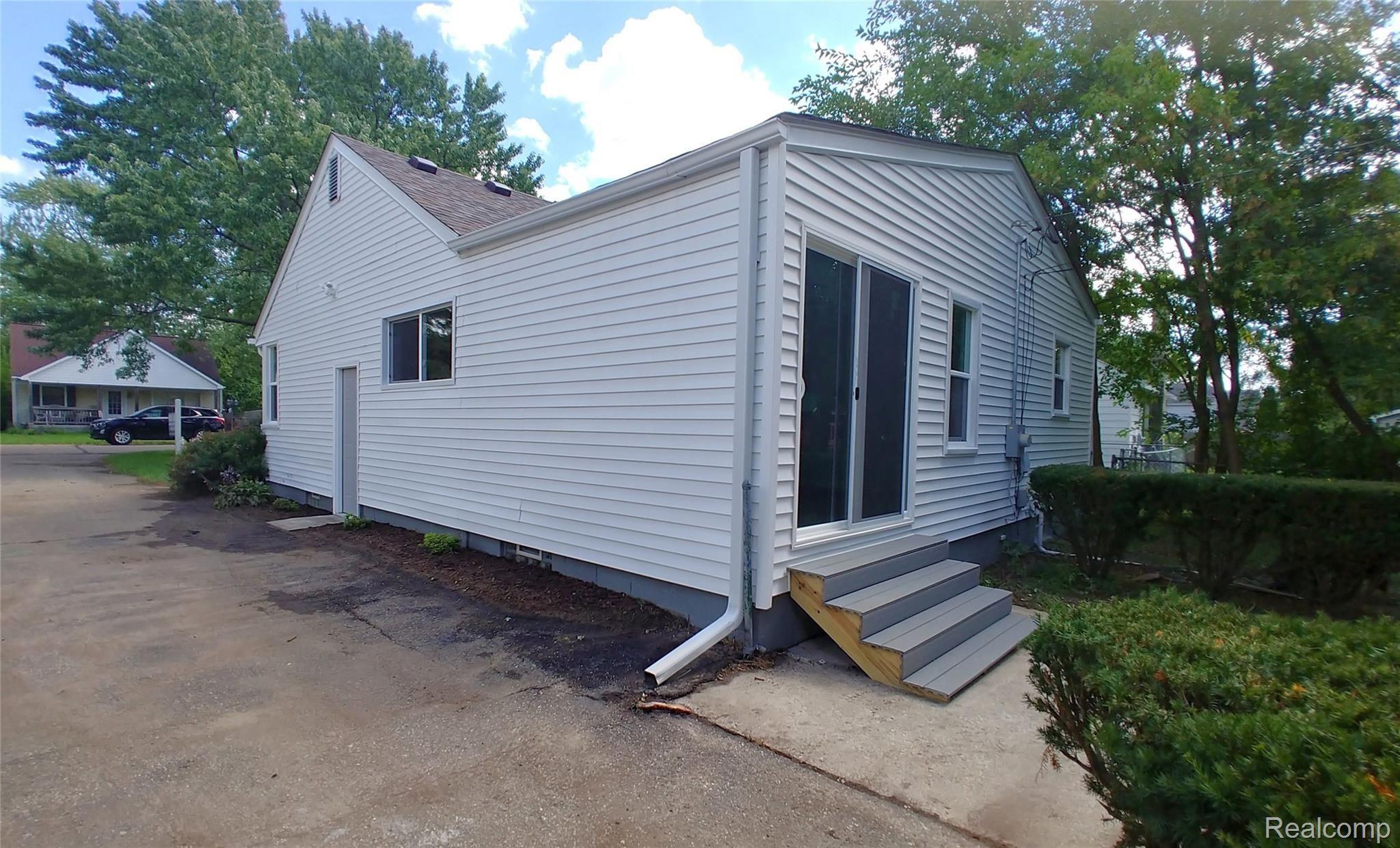 3486 Longview Avenue Rochester, MI 48307 - Photo 5 of 30 Side View 2.jpg