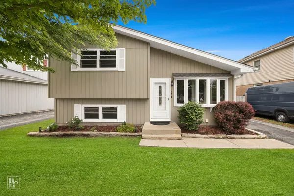 $385,000 | 167 Ridgewood Avenue, Bensenville, IL 60106