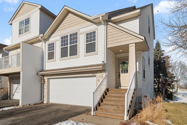 $364,900 | 3262 Oak View Drive, Woodbury, MN 55129
