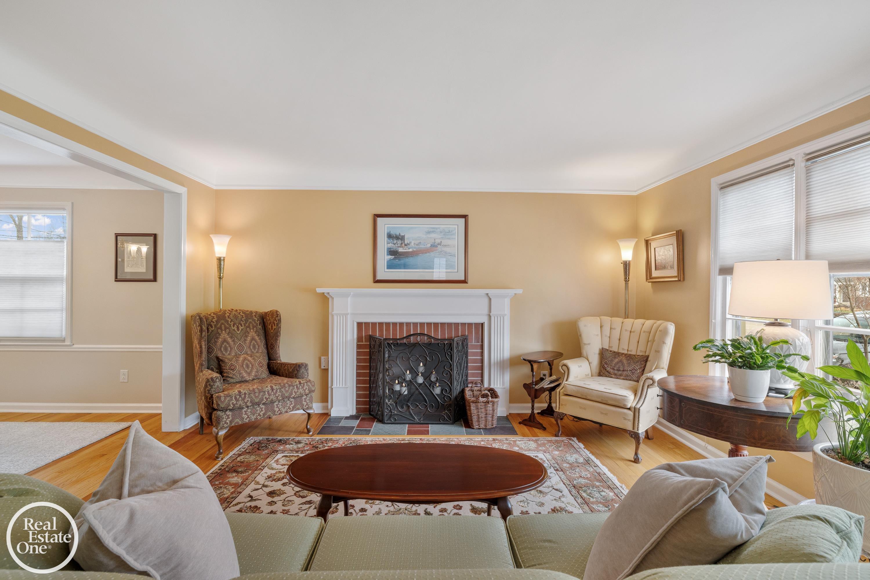 1623 Severn Road Grosse Pointe, MI 48236 - Photo 5 of 68 50202314-0c72070a-938f-4c3f-85f8-789a9c9ddf21.JPG