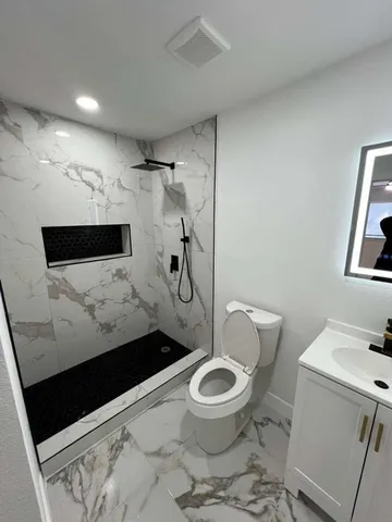 a bathroom with a toilet and a shower