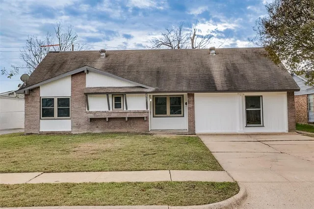 a view of a yard in front of a house