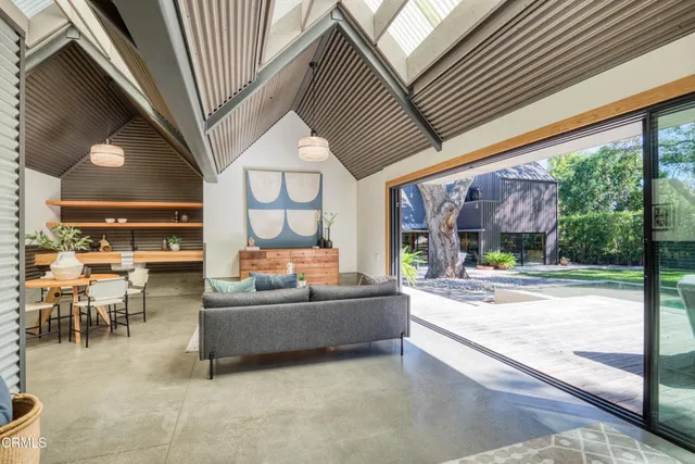 a view of a house with backyard and a tree