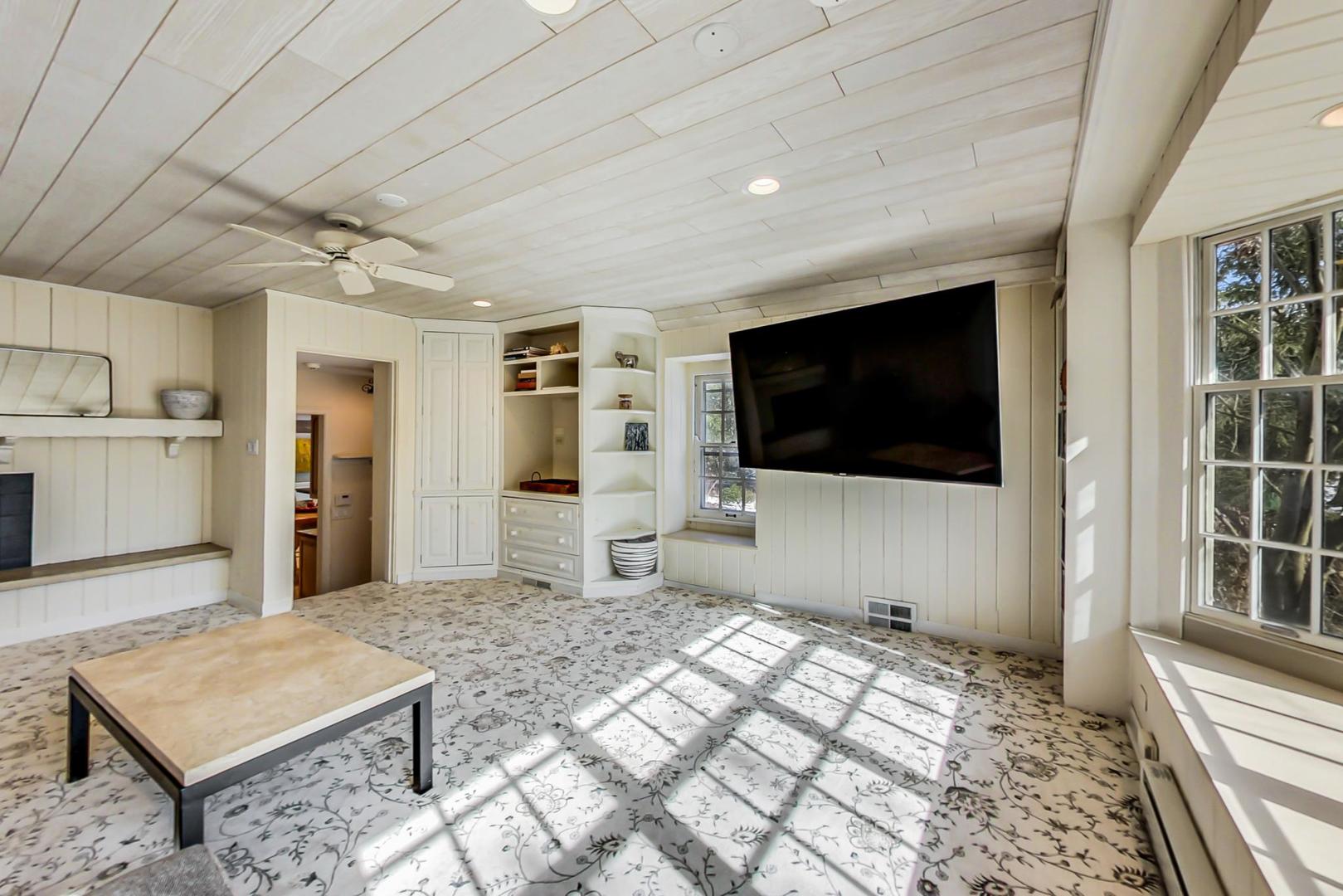 875 Fairview Road Highland Park, IL 60035 - Photo 12 of 32 a living room with a flat screen tv and a rug
