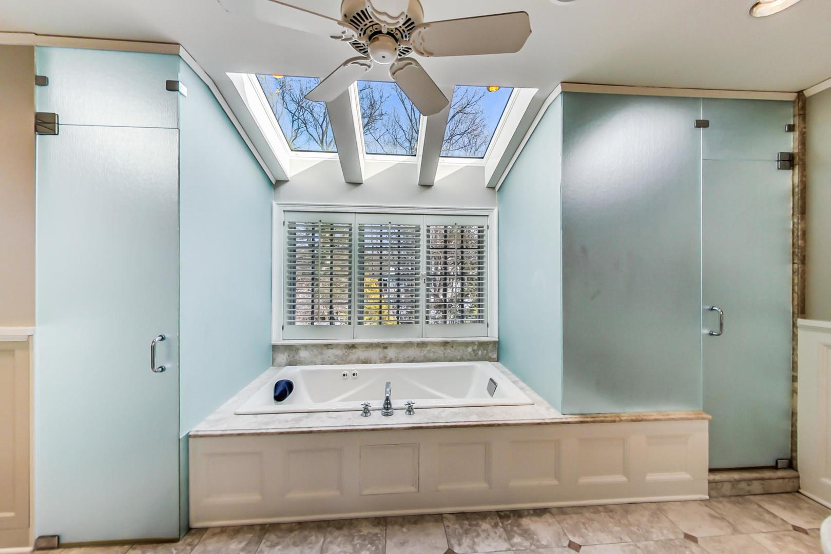 875 Fairview Road Highland Park, IL 60035 - Photo 20 of 32 a bath tub sitting next to a window