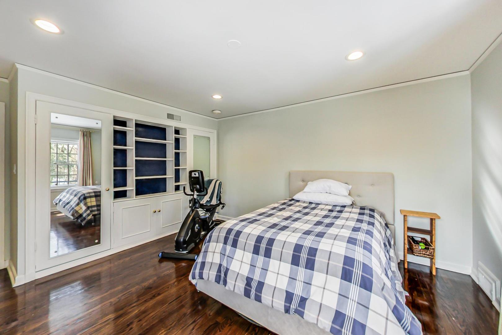875 Fairview Road Highland Park, IL 60035 - Photo 21 of 32 a bedroom with a bed and wooden floor