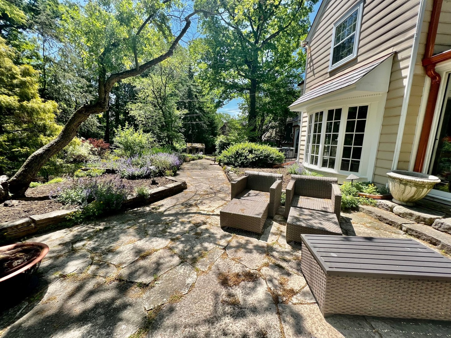 875 Fairview Road Highland Park, IL 60035 - Photo 27 of 32 a view of a lounge chairs in the patio