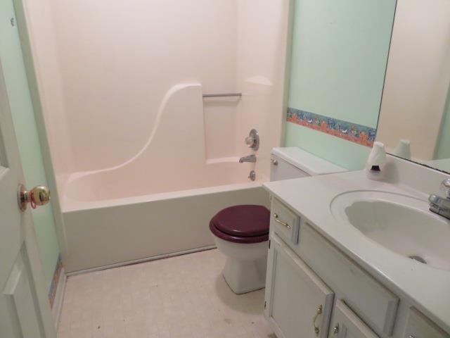 823 Hadley Road Clarksville, TN 37042 - Photo 11 of 14 a bathroom with a sink a toilet and bathtub