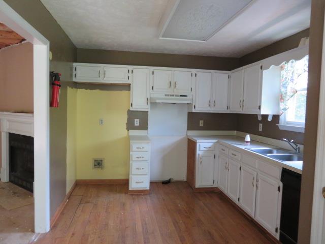 823 Hadley Road Clarksville, TN 37042 - Photo 5 of 14 a kitchen with granite countertop a refrigerator and a stove top oven
