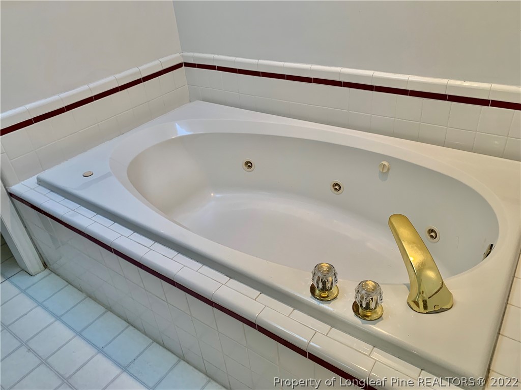 7800 Trappers Road Fayetteville, NC 28311 - Photo 10 of 20 a bathroom with a bathtub