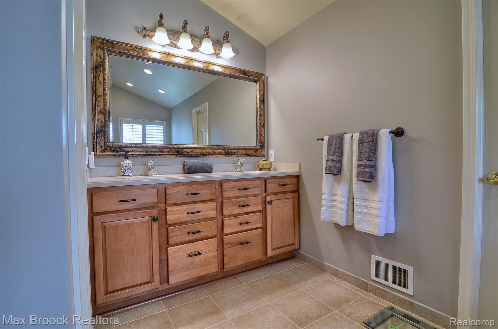3059 Penn Court Rochester, MI 48307 - Photo 26 of 46 26-Master Bathroom.jpg