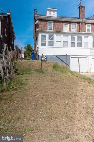 a view of residential houses with yard