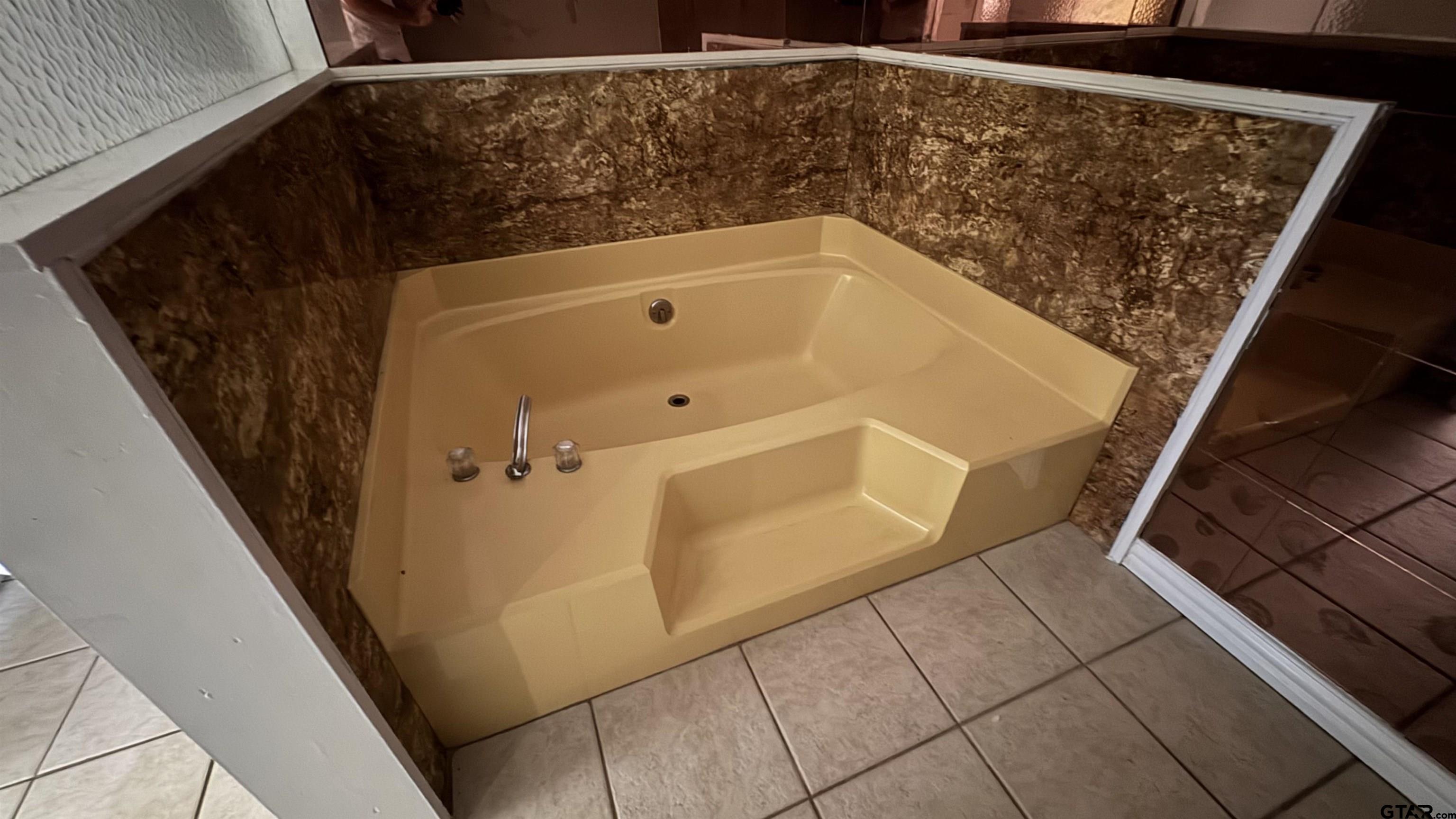 4584 Sunrise Drive Chandler, TX 75758 - Photo 12 of 28 a bathroom with a bathtub