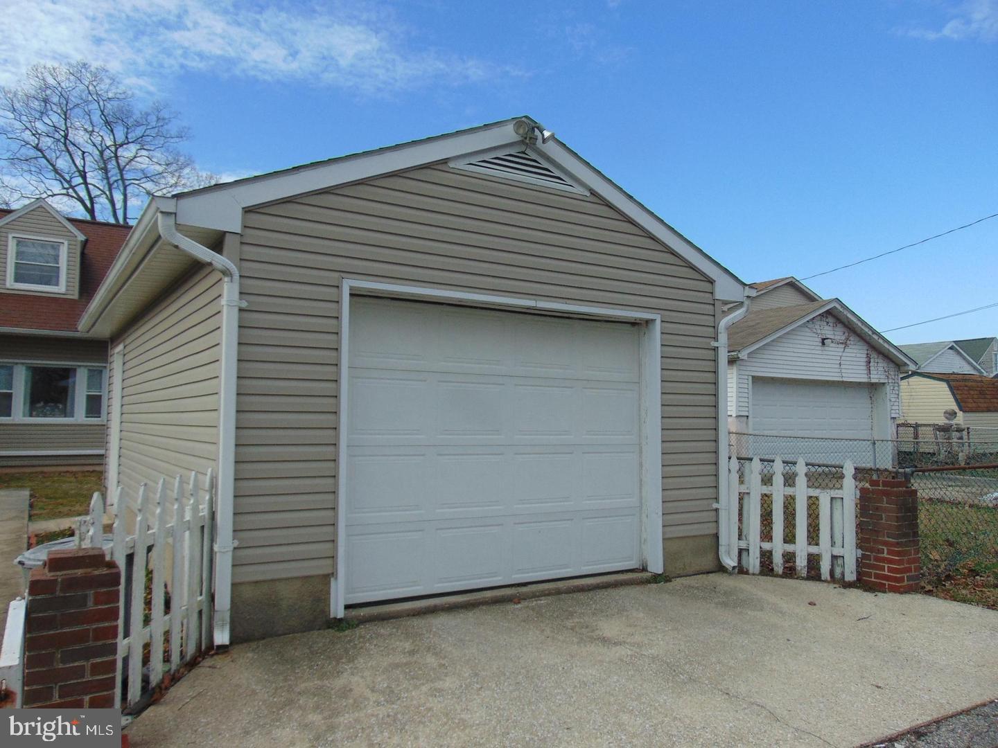 1-Car Detached Garage w/Service Entrance