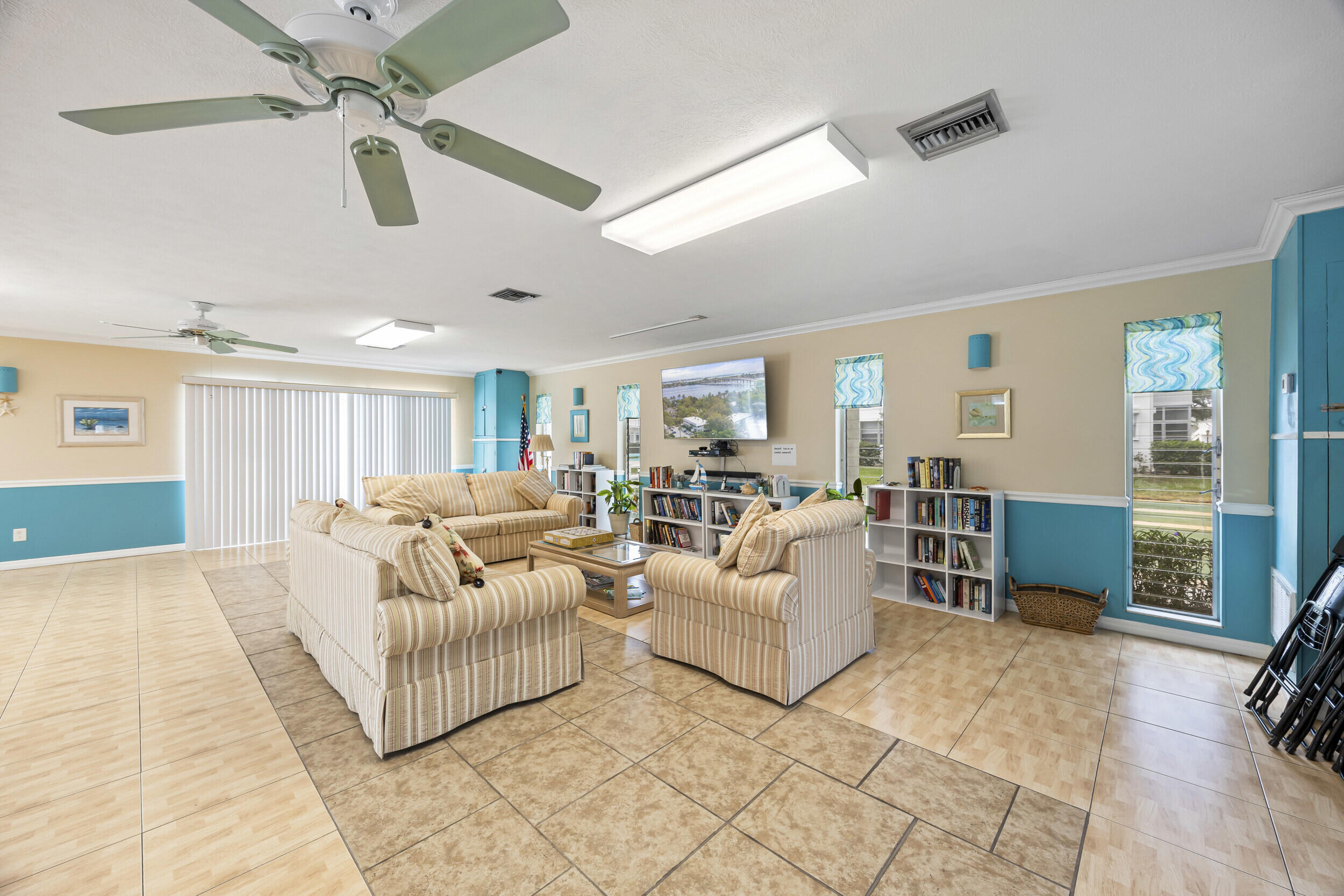 2929 Southeast Ocean Boulevard, Unit 10510 Stuart, FL 34996 - Photo 26 of 37 a living room with furniture