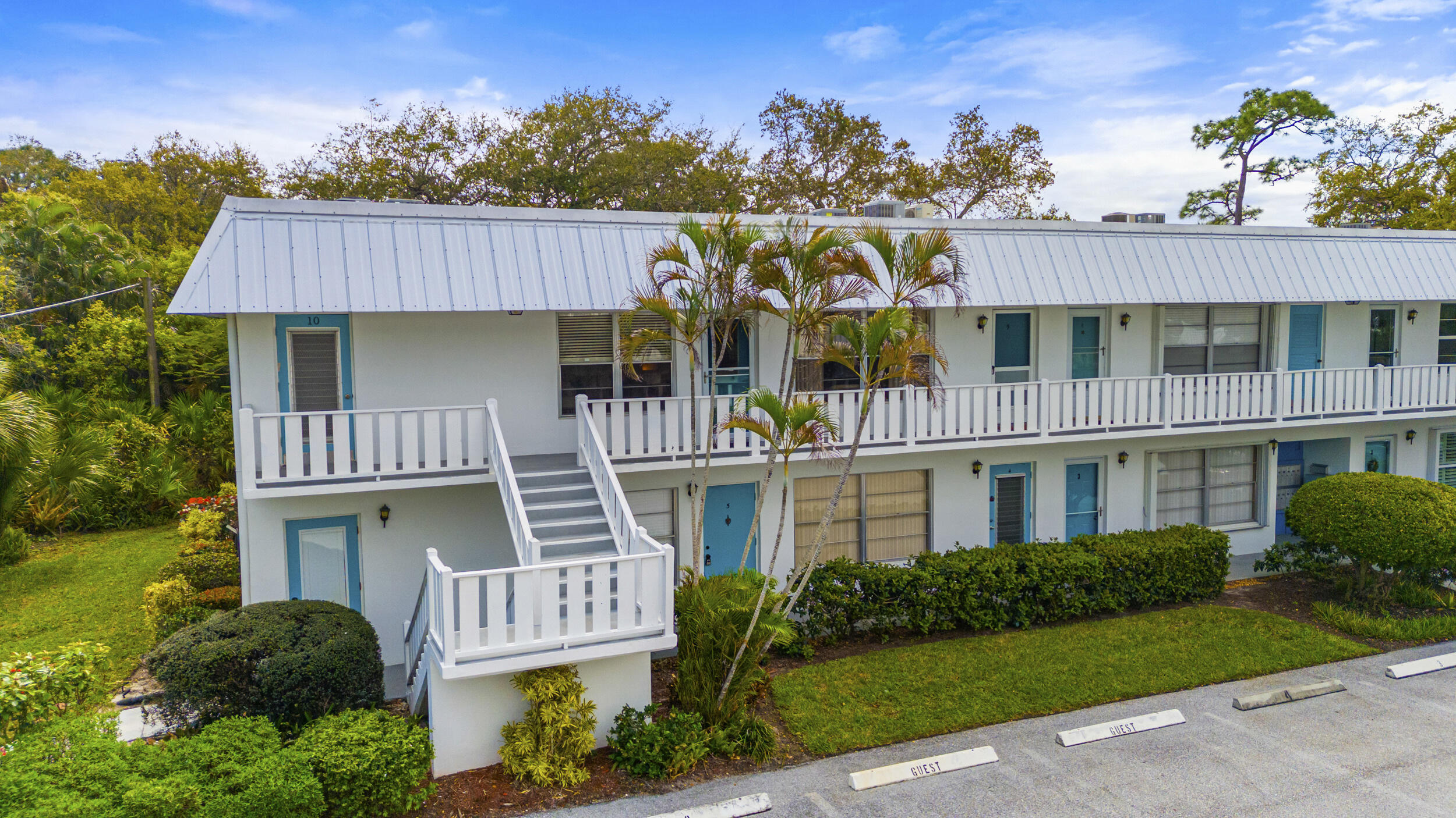 2929 Southeast Ocean Boulevard, Unit 10510 Stuart, FL 34996 - Photo 29 of 37 a front view of a house with a garden