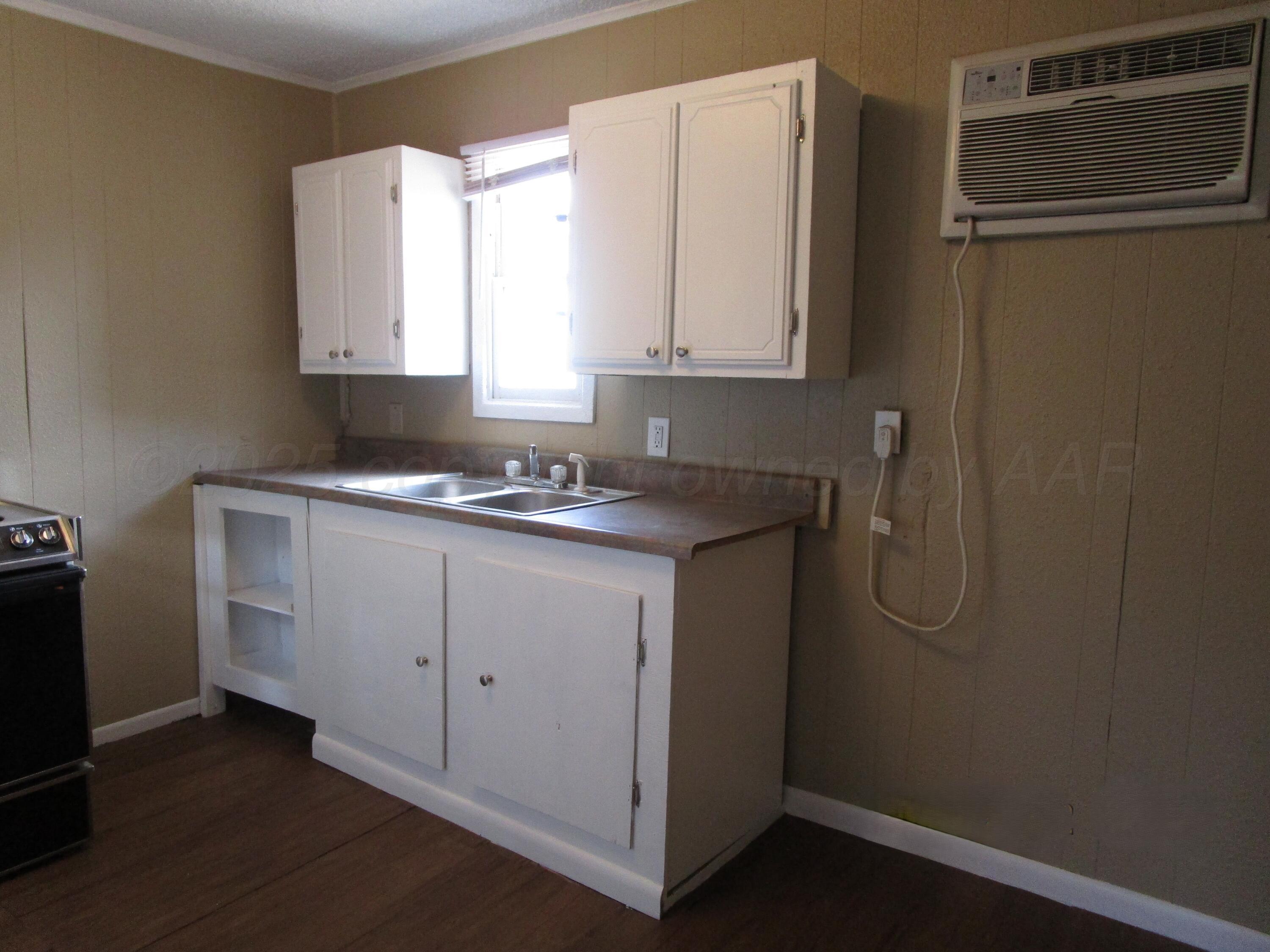 607 West Wilson Street, Unit 5 Borger, TX 79007 - Photo 4 of 7 Kitchen