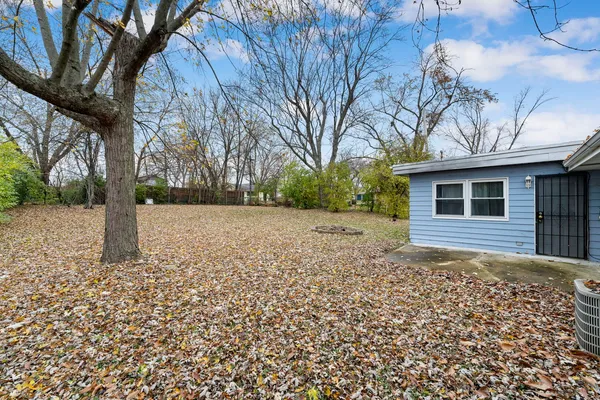 a view of a yard with a house