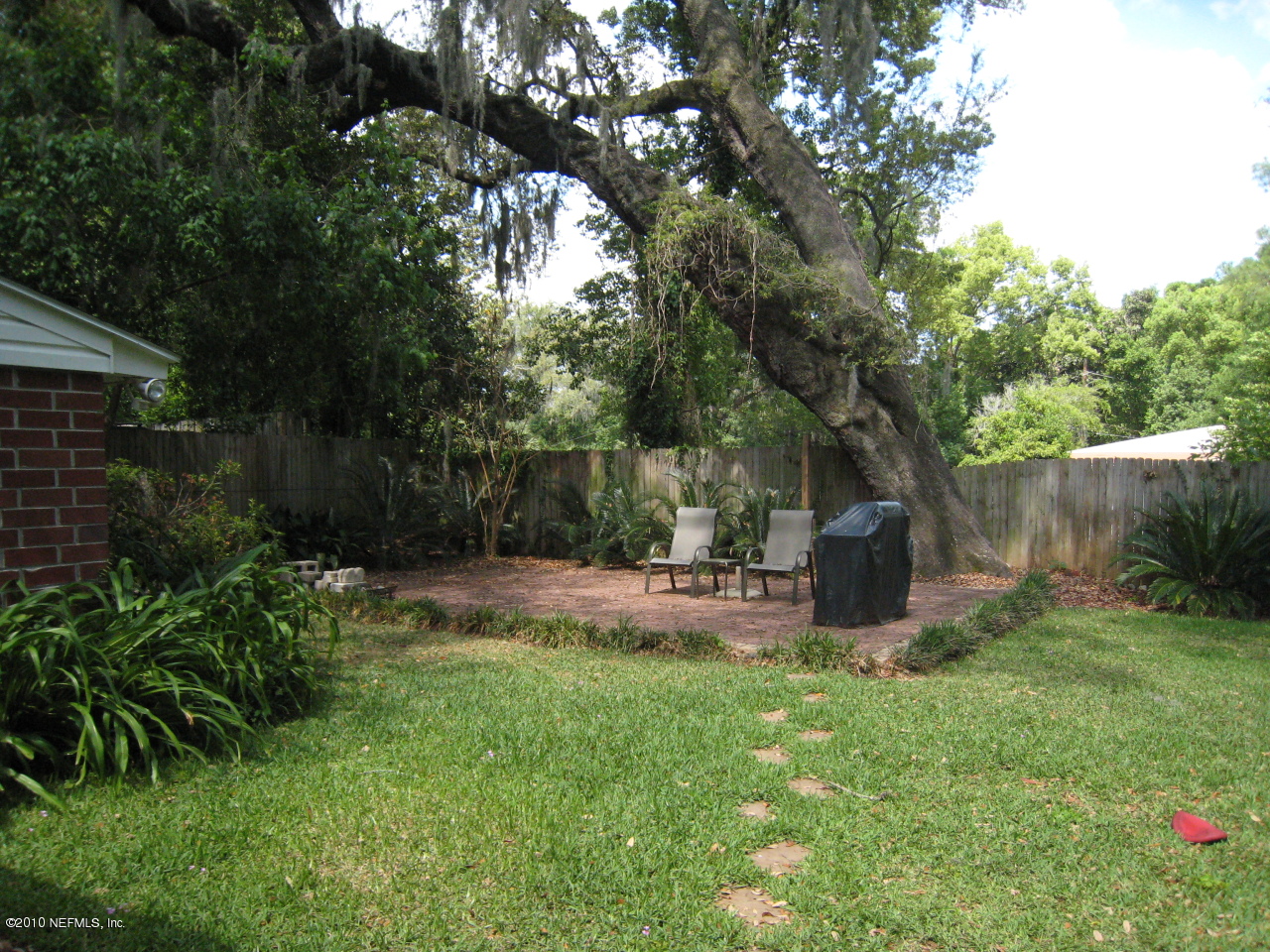 1413 Somerville Road Jacksonville, FL 32207 - Photo 11 of 13 a view of a backyard with table and chairs and a large tree