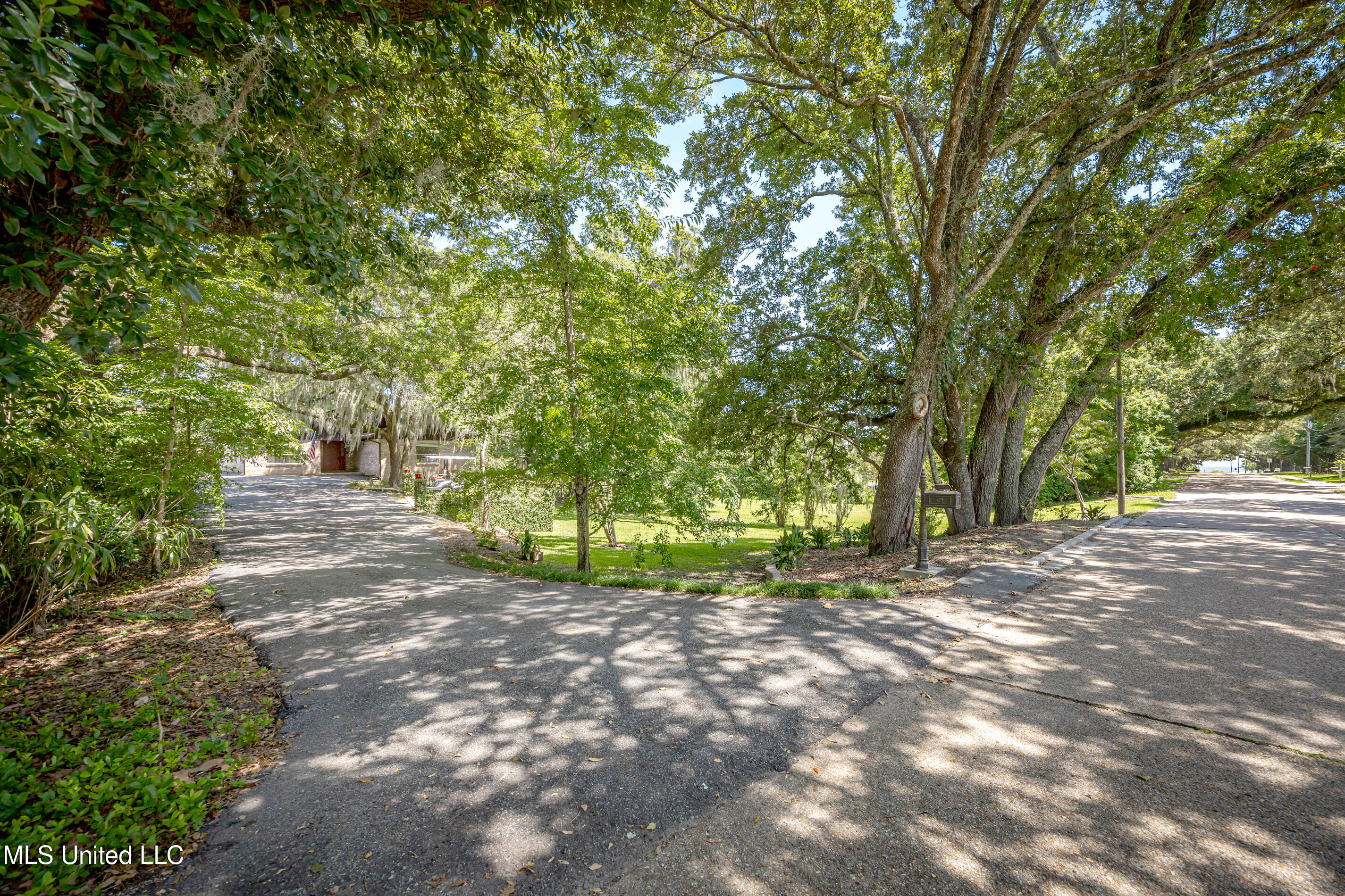 416 Jackson Avenue Ocean Springs, MS 39564 - Photo 13 of 92 IMG_4200