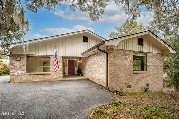 $925,000 | 416 Jackson Avenue, Ocean Springs, MS 39564