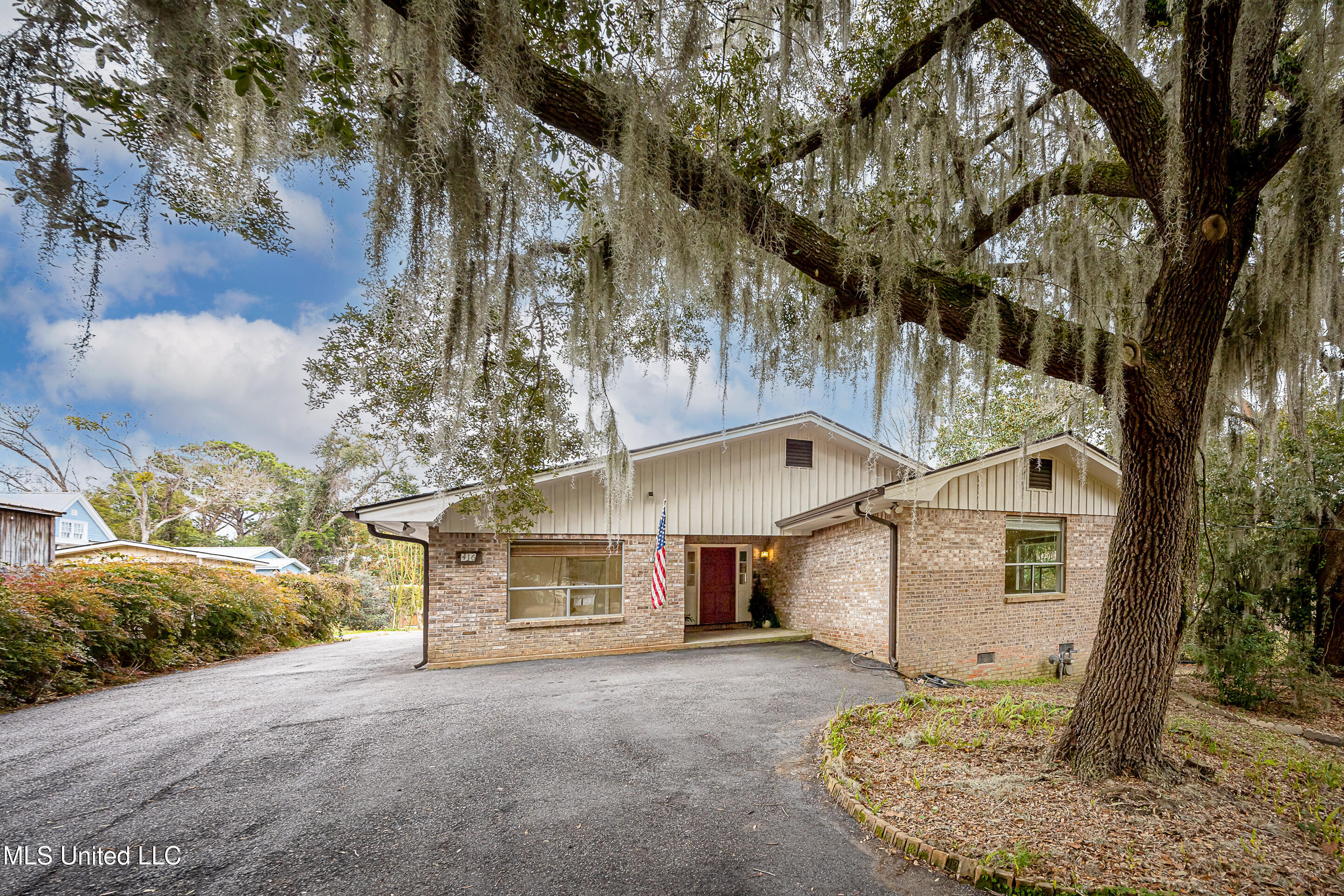 416 Jackson Avenue Ocean Springs, MS 39564 - Photo 5 of 92 IMG_7284