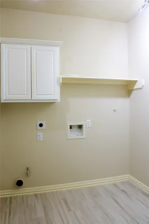 a view of a utility room