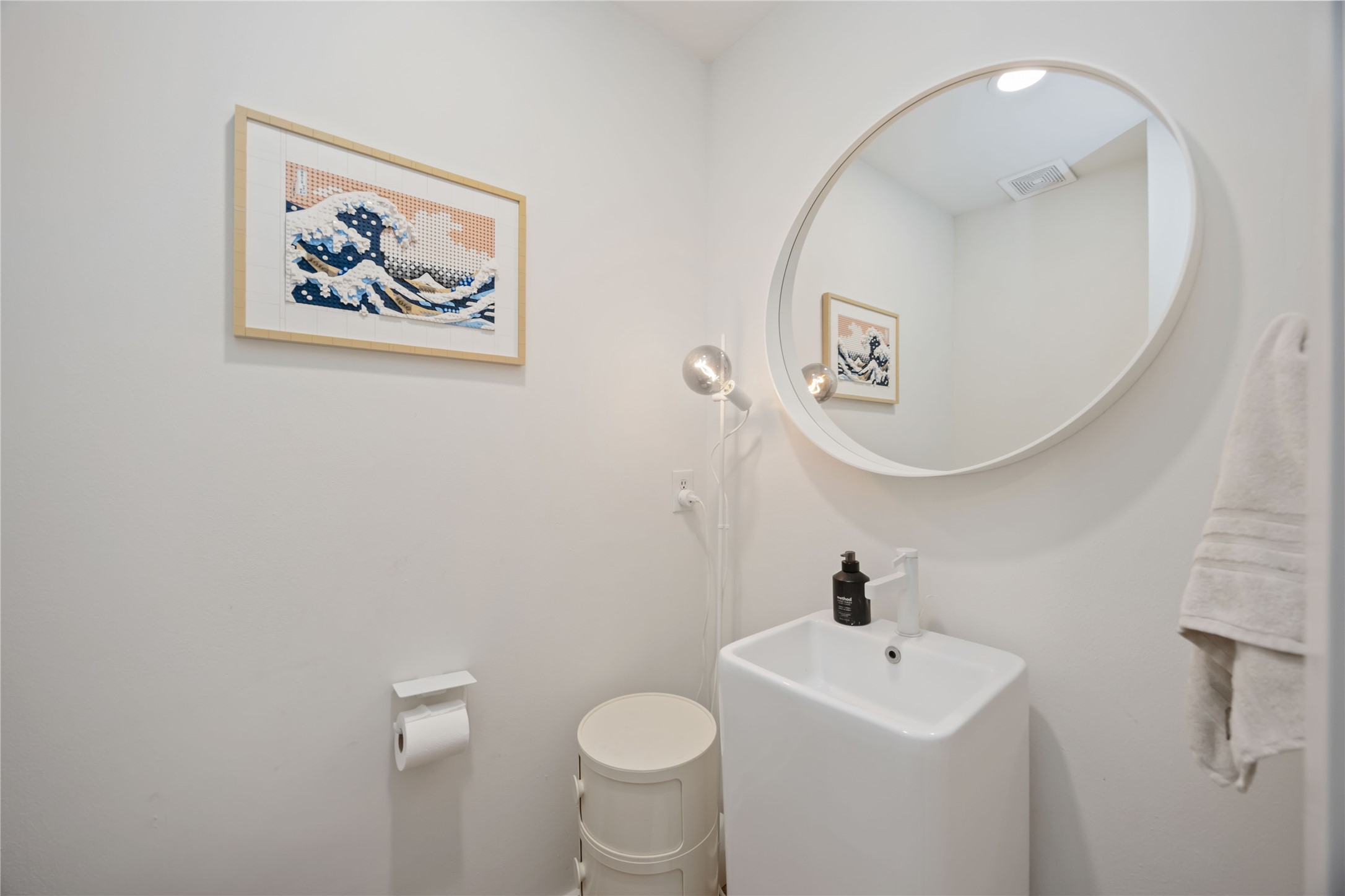1425 Nantucket Drive, Unit B Houston, TX 77057 - Photo 24 of 38 Half Bathroom