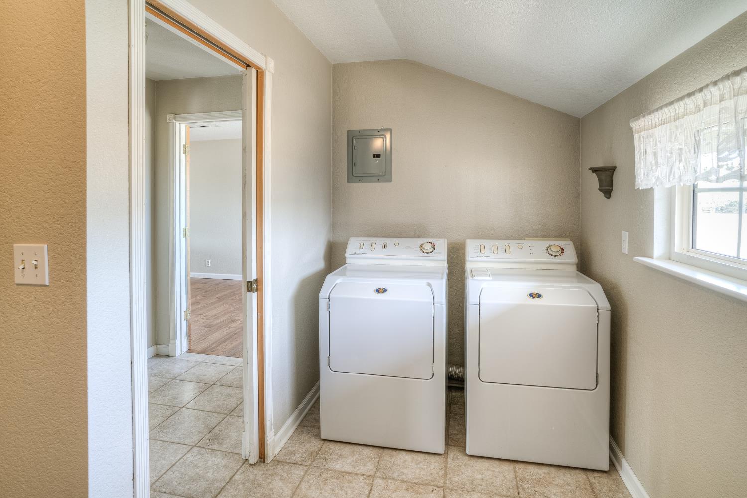 5463 Hankins Road Williams, CA 95987 - Photo 32 of 62 a utility room with dryer and washer
