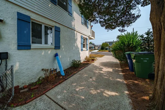 a view of a house with backyard and garden