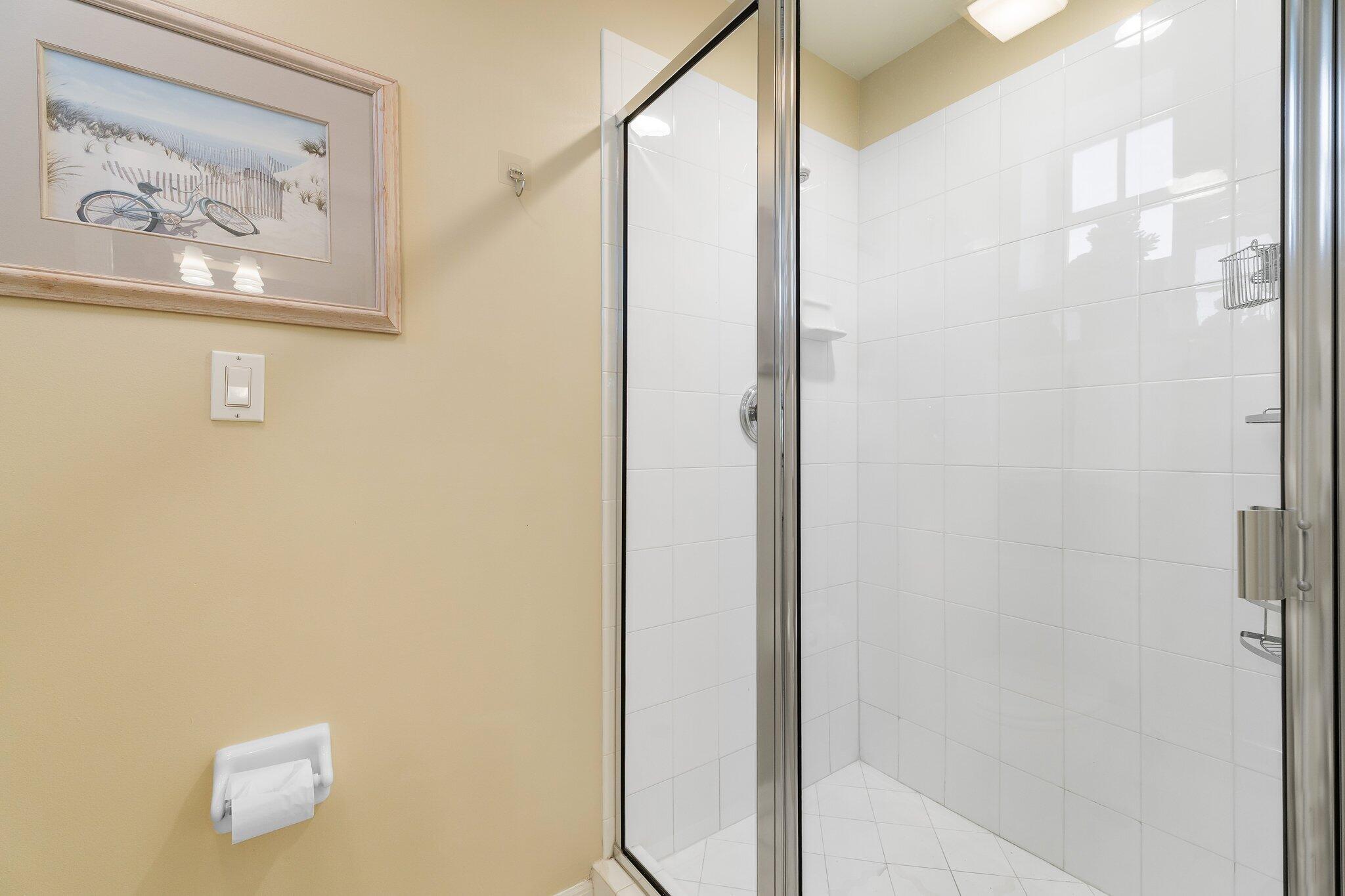 1660 Florida A1A, Unit 122 Jupiter, FL 33477 - Photo 17 of 21 jupiter-oceanfront-condo-guest-bathroom-