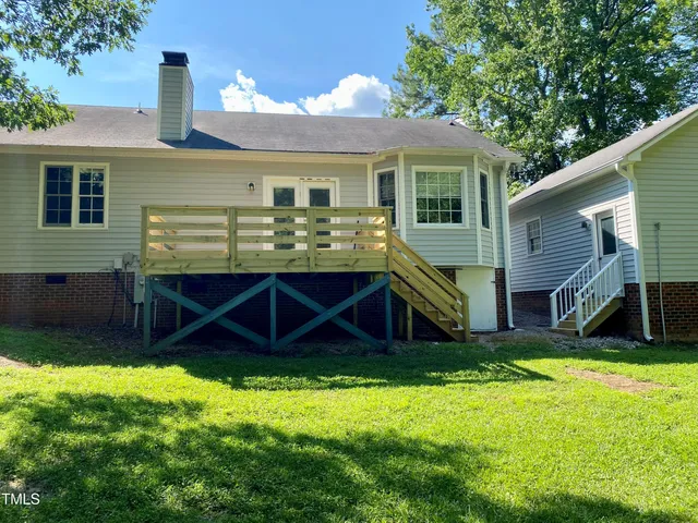 a view of a house with a backyard