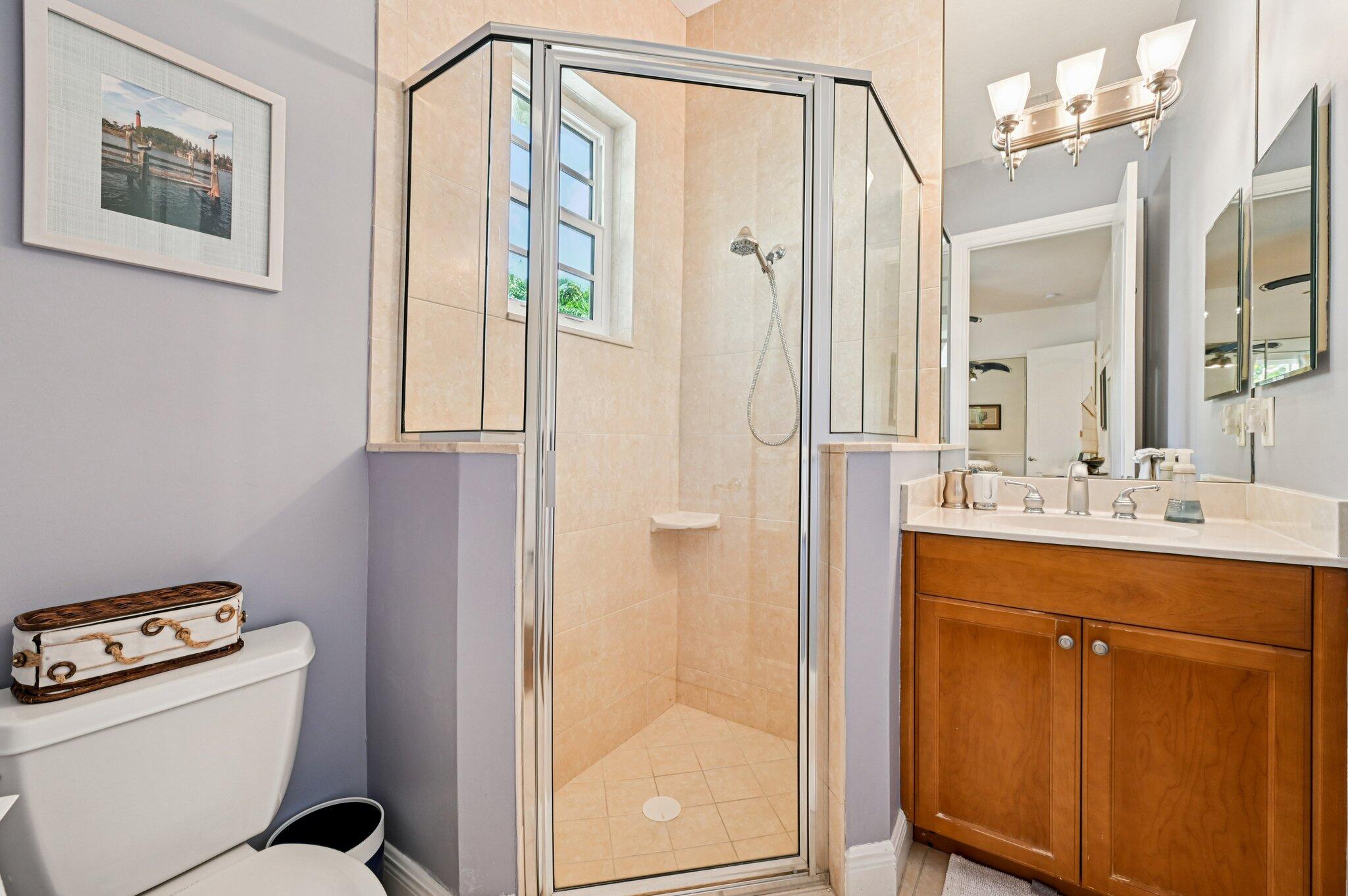 8399 Southeast Island Way Jupiter, FL 33458 - Photo 29 of 46 Bathroom
