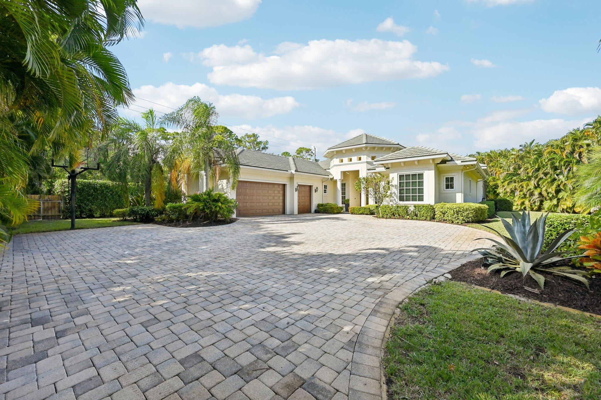 8399 Southeast Island Way Jupiter, FL 33458 - Photo 45 of 46 Front of Home