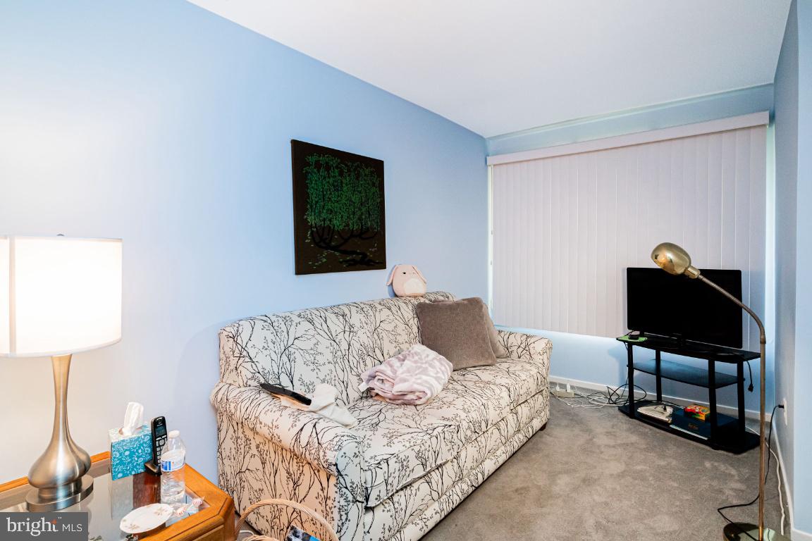 8705 Hayshed Lane, Unit 33 Columbia, MD 21045 - Photo 16 of 22 a living room with furniture and a lamp