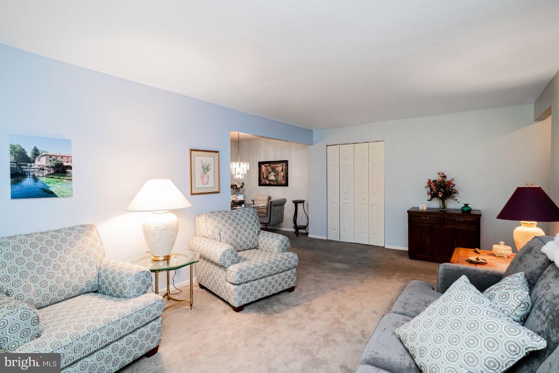 8705 Hayshed Lane, Unit 33 Columbia, MD 21045 - Photo 4 of 22 a living room with furniture and a lamp