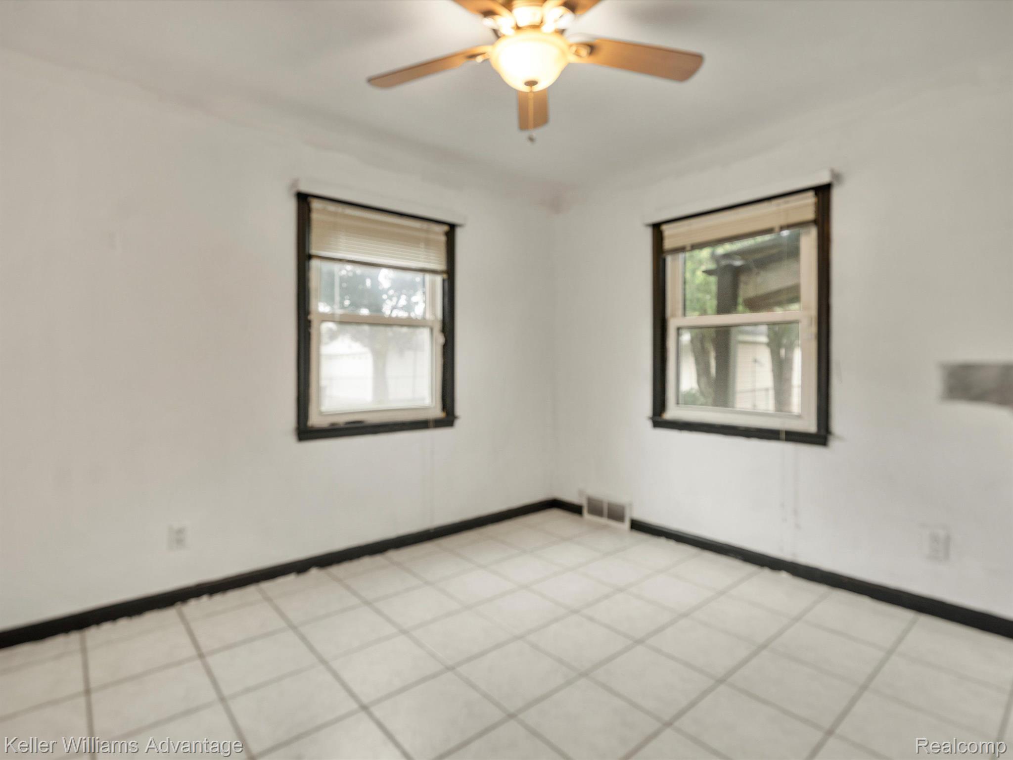 31217 Kelly Road Fraser, MI 48026 - Photo 6 of 25 Dining Room