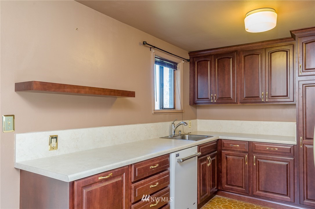 11426 37th Avenue Southwest Seattle, WA 98146 - Photo 5 of 22 Gallery Image 5