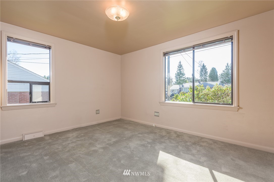 11426 37th Avenue Southwest Seattle, WA 98146 - Photo 9 of 22 Gallery Image 9