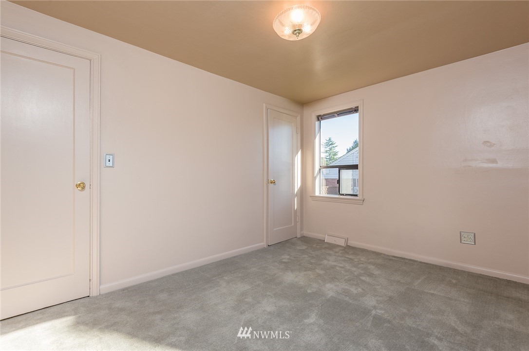 11426 37th Avenue Southwest Seattle, WA 98146 - Photo 10 of 22 Gallery Image 10