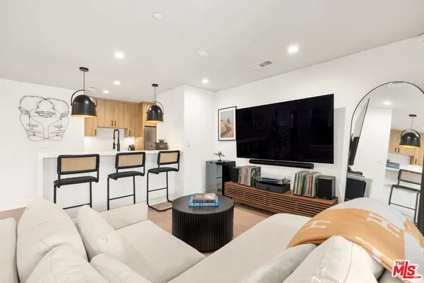 $6,795 | 637 Santa Clara Avenue, Los Angeles, CA 90291