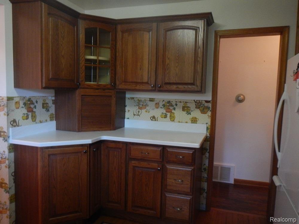 3928 Gregory Road Lake Orion, MI 48359 - Photo 16 of 25 Kitchen.jpg