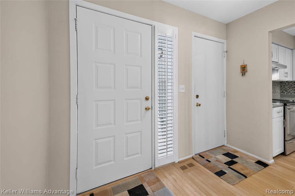 39478 Country Lane Novi, MI 48375 - Photo 5 of 38