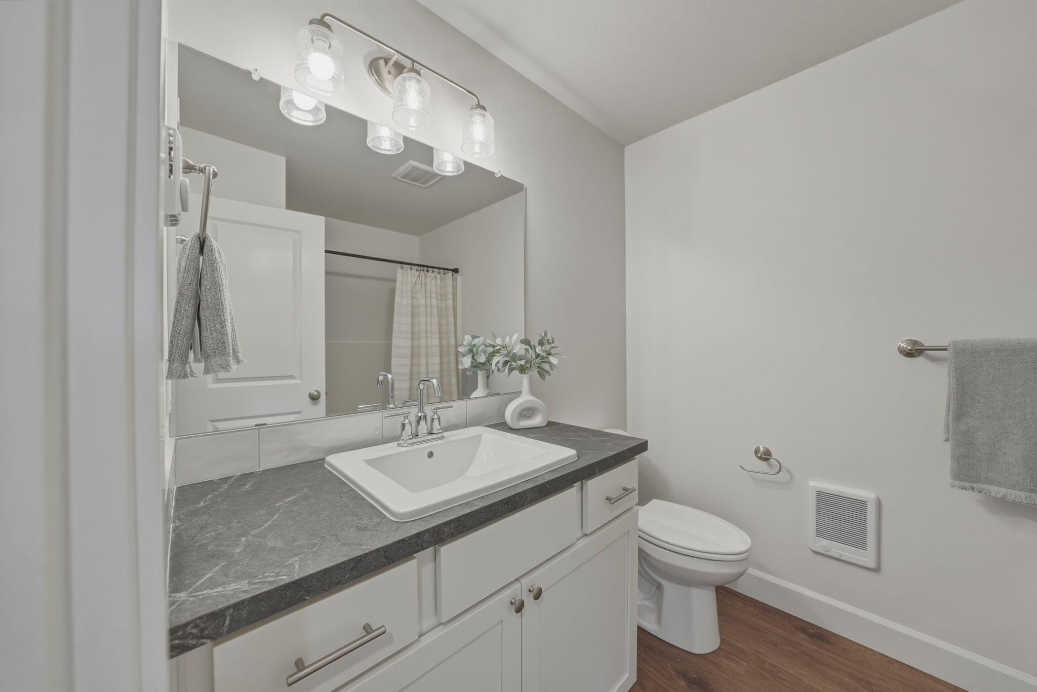 4115 Southwest Obsidian Place, Unit 156 Redmond, OR 97756 - Photo 15 of 24 Full Hall Bath